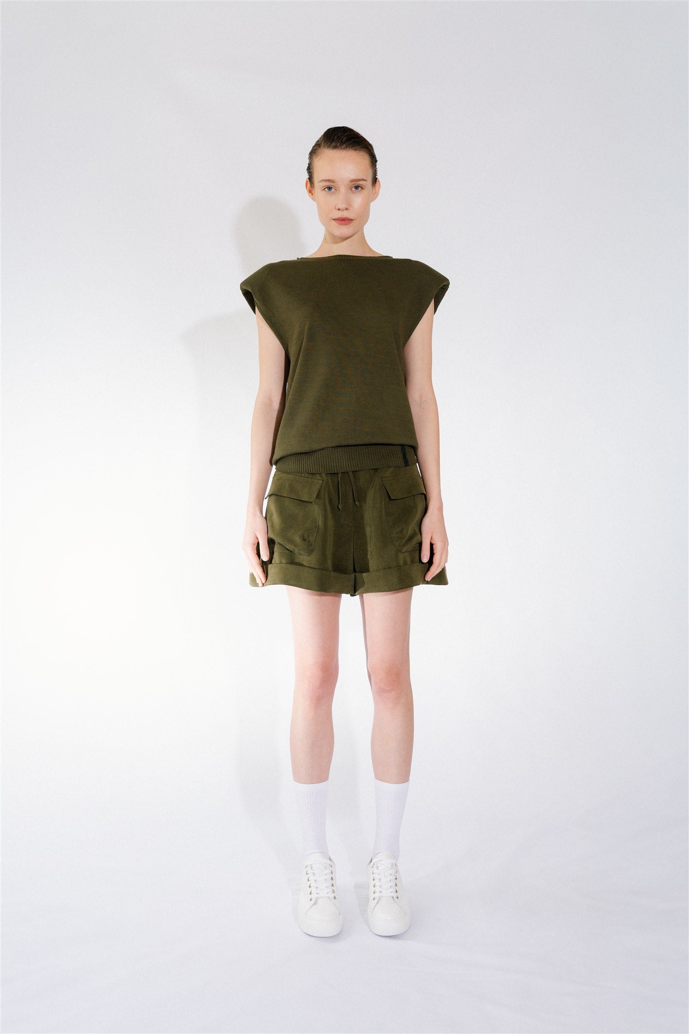 Olivové šortky s naloženými vreckami