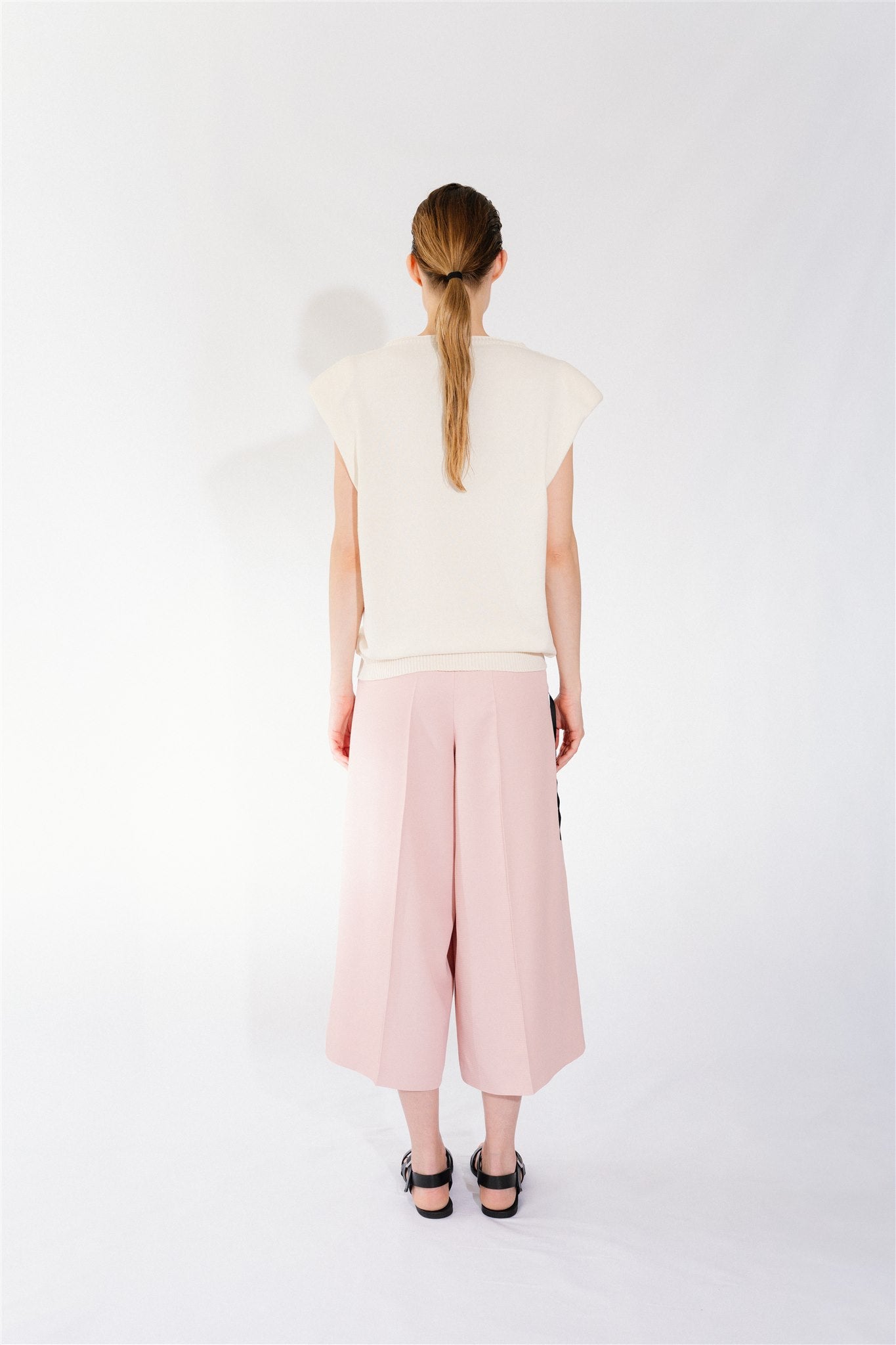 dámsky off-white pletený top bez rukávov