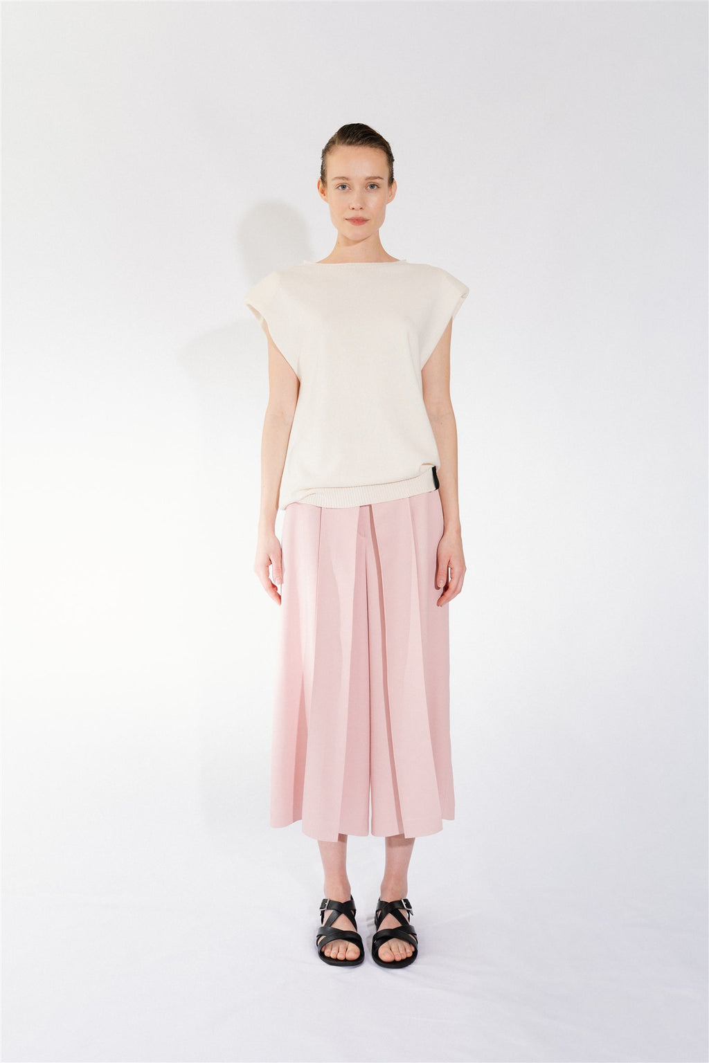 dámsky off-white pletený top bez rukávov