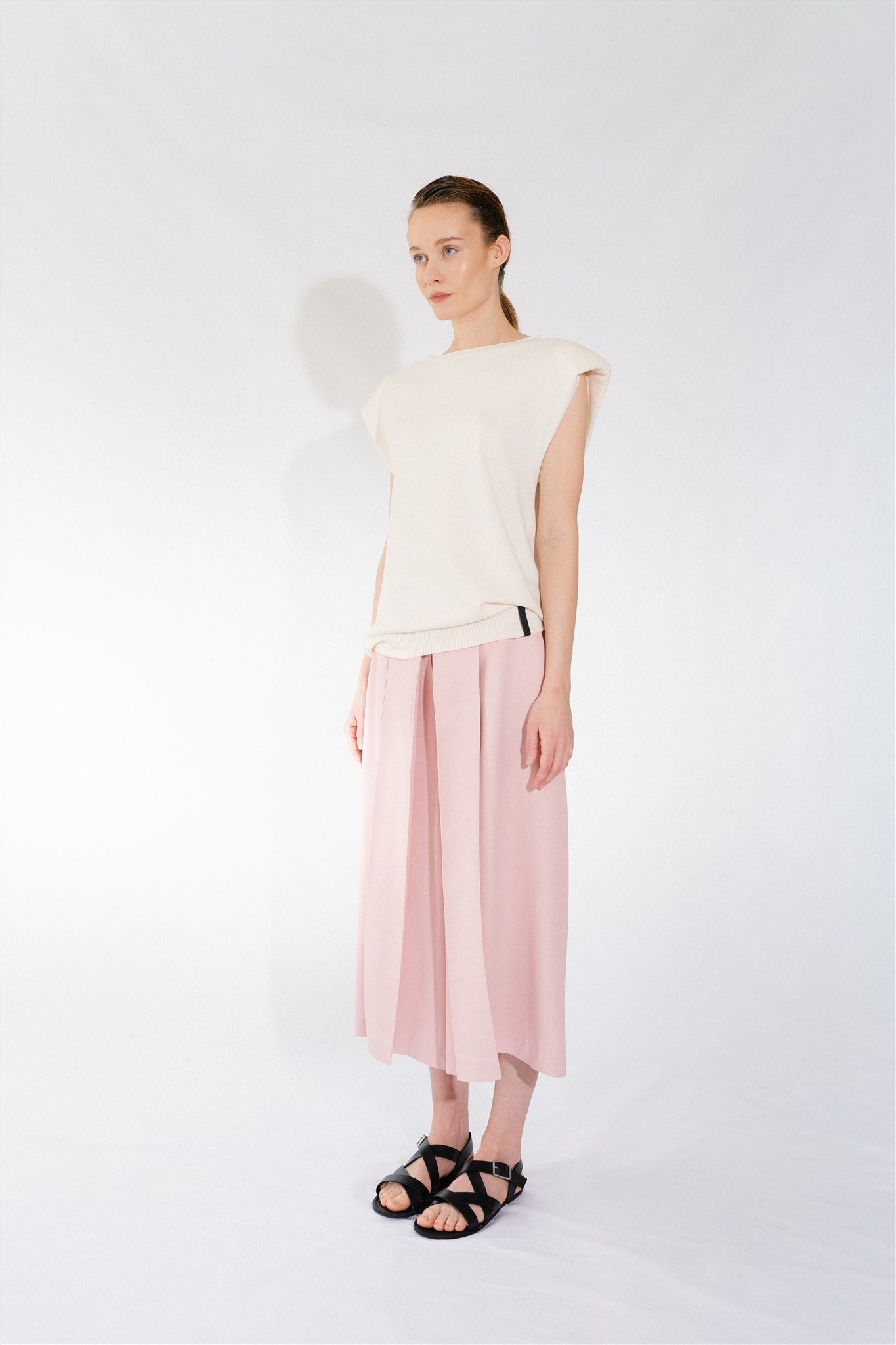 dámsky off-white pletený top bez rukávov