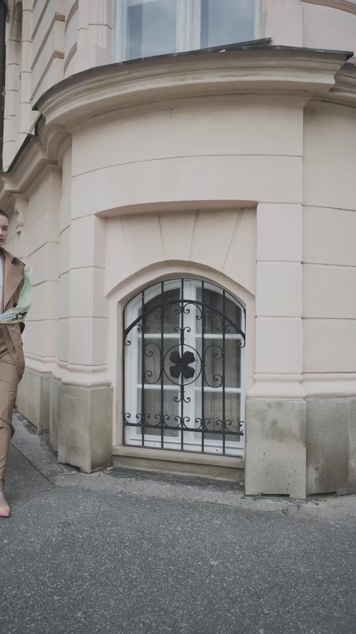 camel oversize dámsky trenchcoat od marçel – video na modelke