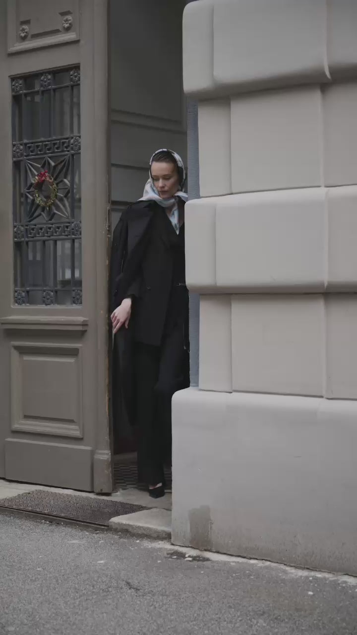 čierny oversize dámsky trenchcoat od marçel – video na modelke